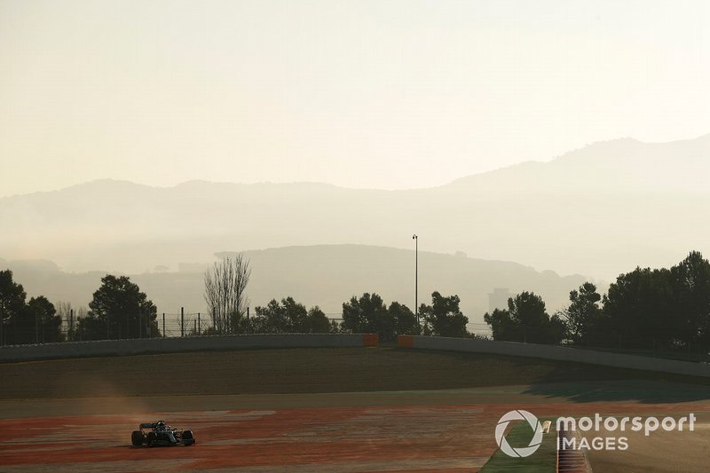 Lewis Hamilton, Mercedes-AMG F1 W10 trompea y se sale