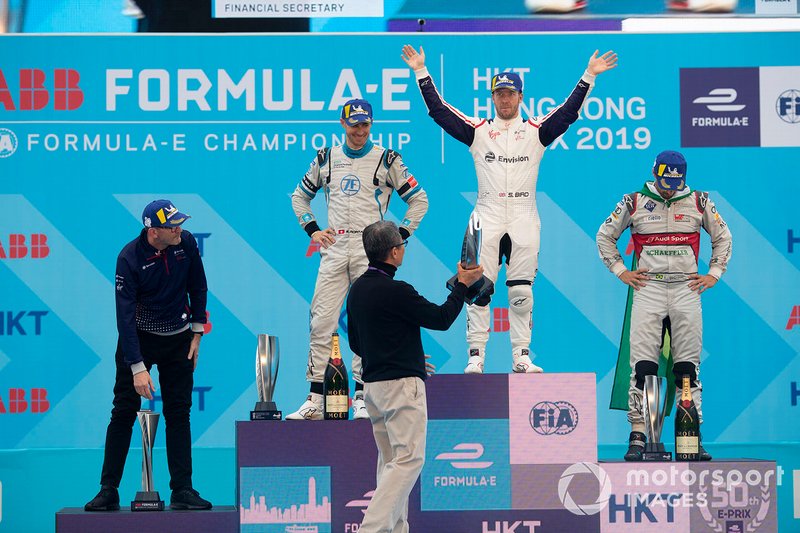 Race winner Sam Bird, Envision Virgin Racing receives his trophy on the podium alongside Edoardo Mortara, Venturi Formula E, 2nd position, Lucas Di Grassi, Audi Sport ABT Schaeffler, 3rd position