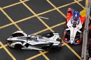 Jose Maria Lopez, Dragon Racing, Penske EV-3, Pascal Wehrlein, Mahindra Racing, M5 Electro, almost collide under a yellow flag