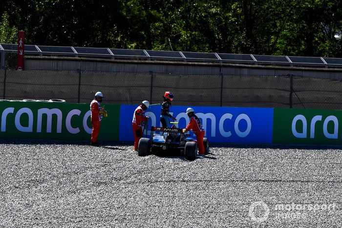 Oficiales de pista asisten a Oliver Rasmussen, HWA Racelab