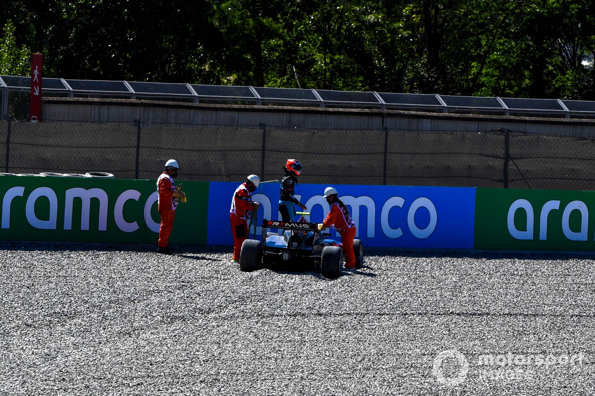Oficiales de pista asisten a Oliver Rasmussen, HWA Racelab