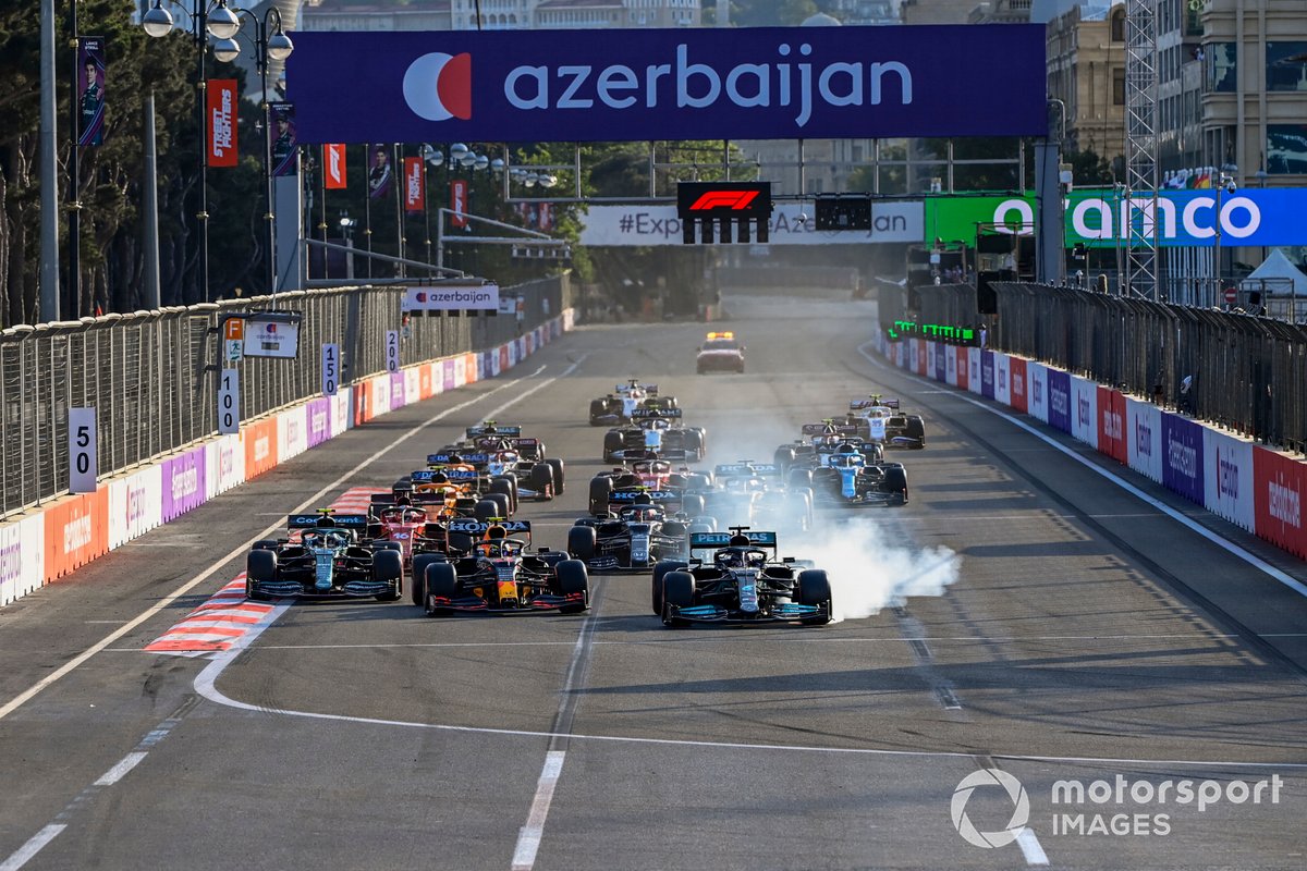 Lewis Hamilton, Mercedes W12 e Sergio Perez, Red Bull Racing RB16B alla ripartenza della gara