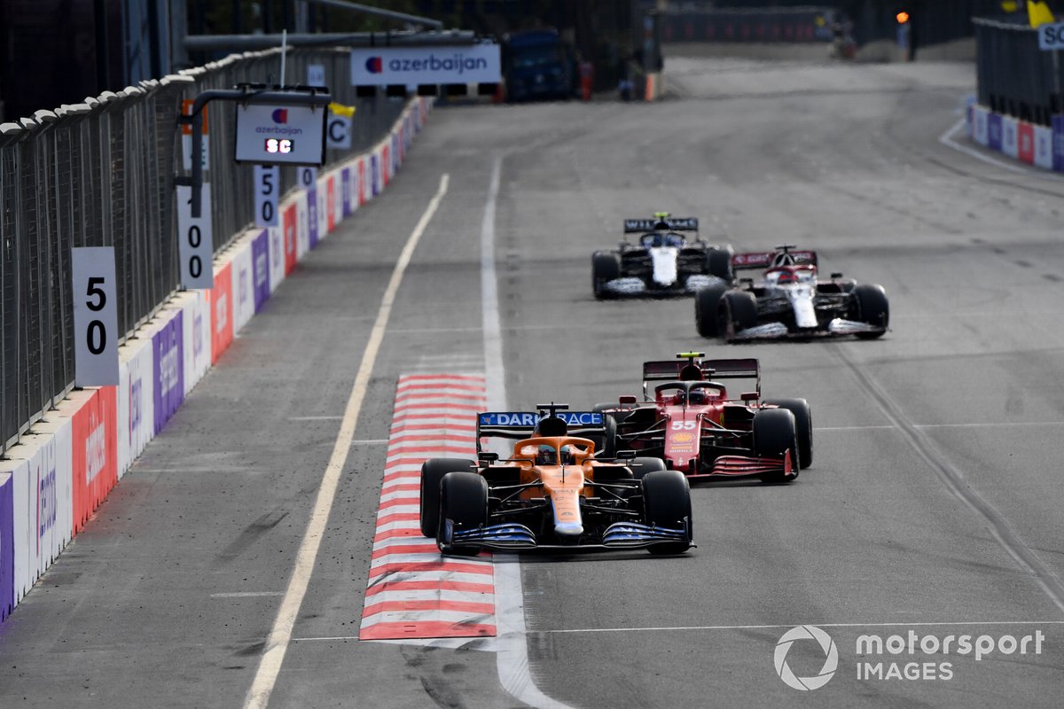 Daniel Ricciardo, McLaren MCL35M, Carlos Sainz Jr., Ferrari SF21, Kimi Raikkonen, Alfa Romeo Racing C41, e Nicholas Latifi, Williams FW43B