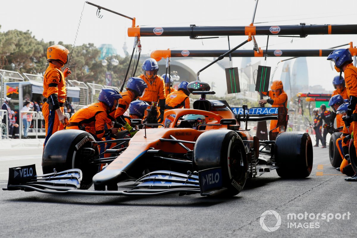 Daniel Ricciardo, McLaren MCL35M, ai box