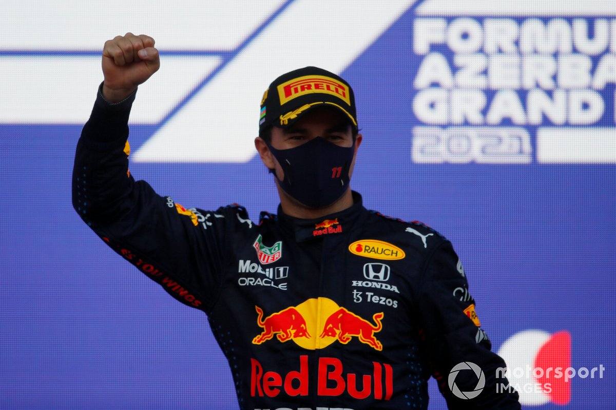 Podio: ganador de la carrera Sergio Pérez, Red Bull Racing