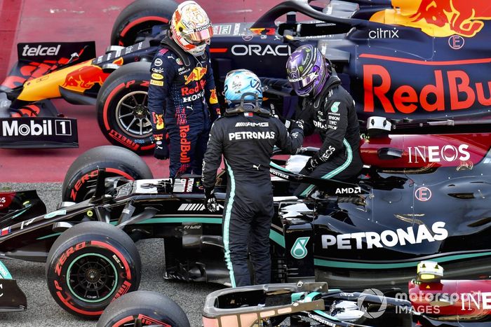 Max Verstappen, Red Bull Racing, y Valtteri Bottas, Mercedes, felicitan a Lewis Hamilton, Mercedes, en Parc Ferme tras conseguir su pole número 100 en la F1