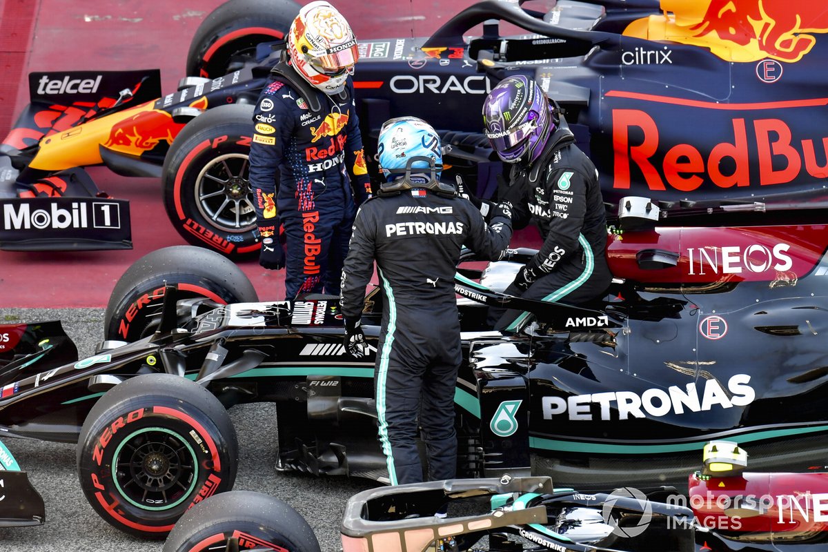 Max Verstappen, Red Bull Racing, y Valtteri Bottas, Mercedes, felicitan a Lewis Hamilton, Mercedes, en Parc Ferme tras conseguir su pole número 100 en la F1