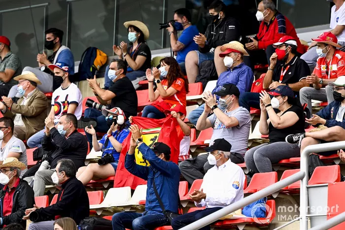 Los fans sentados en las gradas
