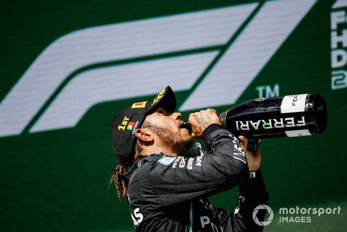 Podio: ganador de la carrera Lewis Hamilton, Mercedes