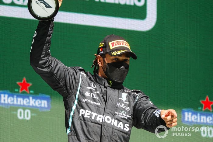 Podio: ganador de la carrera Lewis Hamilton, Mercedes