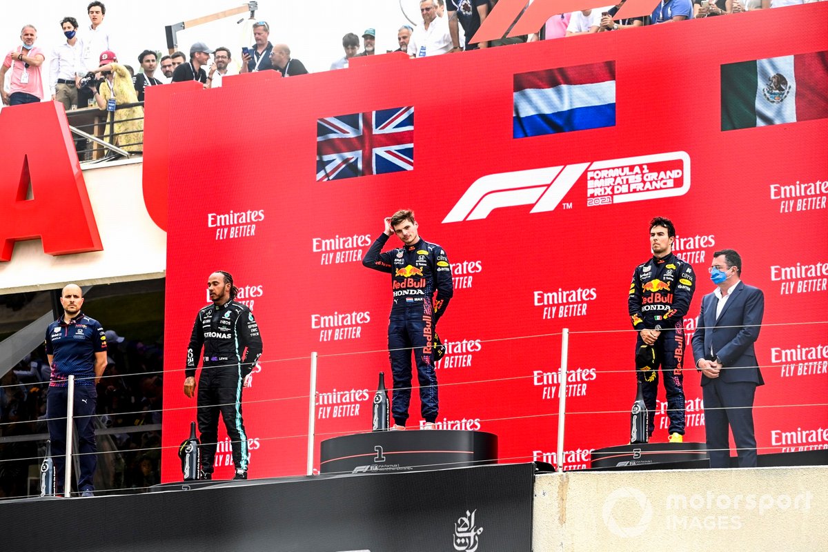 Podio: Gianpiero Lambiase, Ingeniero de carreras de Red Bull Racing, tercer lugar Sergio Pérez, Red Bull Racing, ganador de la carrera Max Verstappen, Red Bull Racing, segundo lugar Lewis Hamilton, Mercedes