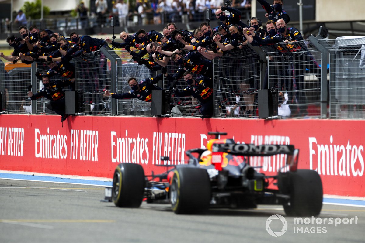 Max Verstappen, Red Bull Racing RB16B, 1° classificato, taglia il traguardo per la gioia della sua squadra al muretto dei box