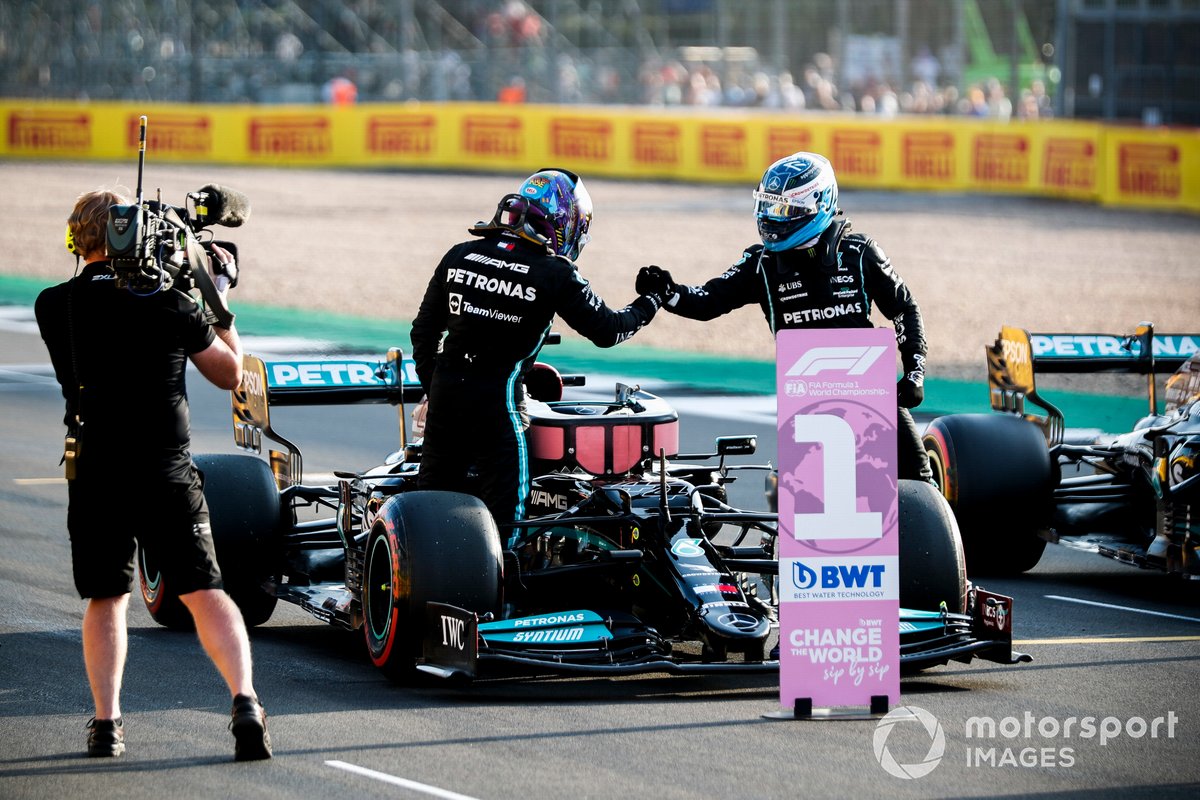 Valtteri Bottas, Mercedes, congratulates Lewis Hamilton, Mercedes, on securing pole position