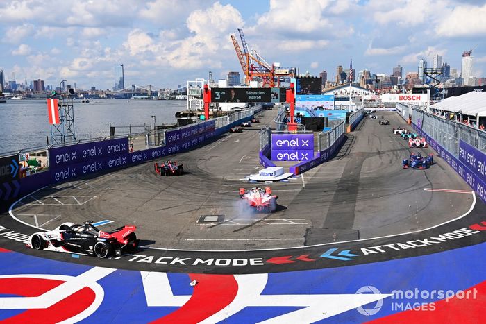 Alex Lynn, Mahindra Racing, M7Electro, recovers from a spin as Oliver Rowland, Nissan e.Dams, Nissan IMO2, Pascal Wehrlein, Tag Heuer Porsche, Porsche 99X Electric, pass