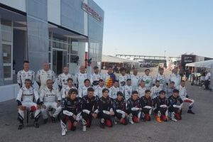 Foto di gruppo del team Q8 hi Perform
