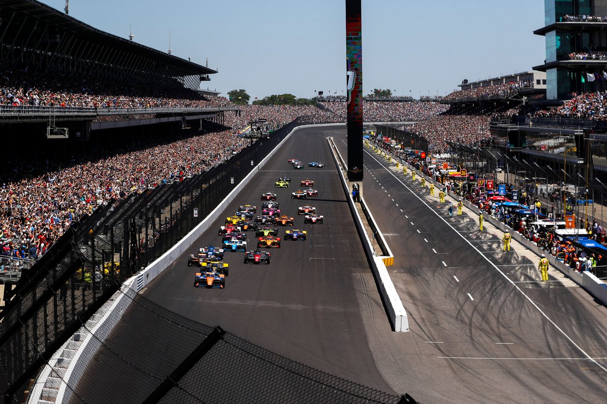 De groene vlag wordt gezwaaid voor de 105e editie van de Indy 500