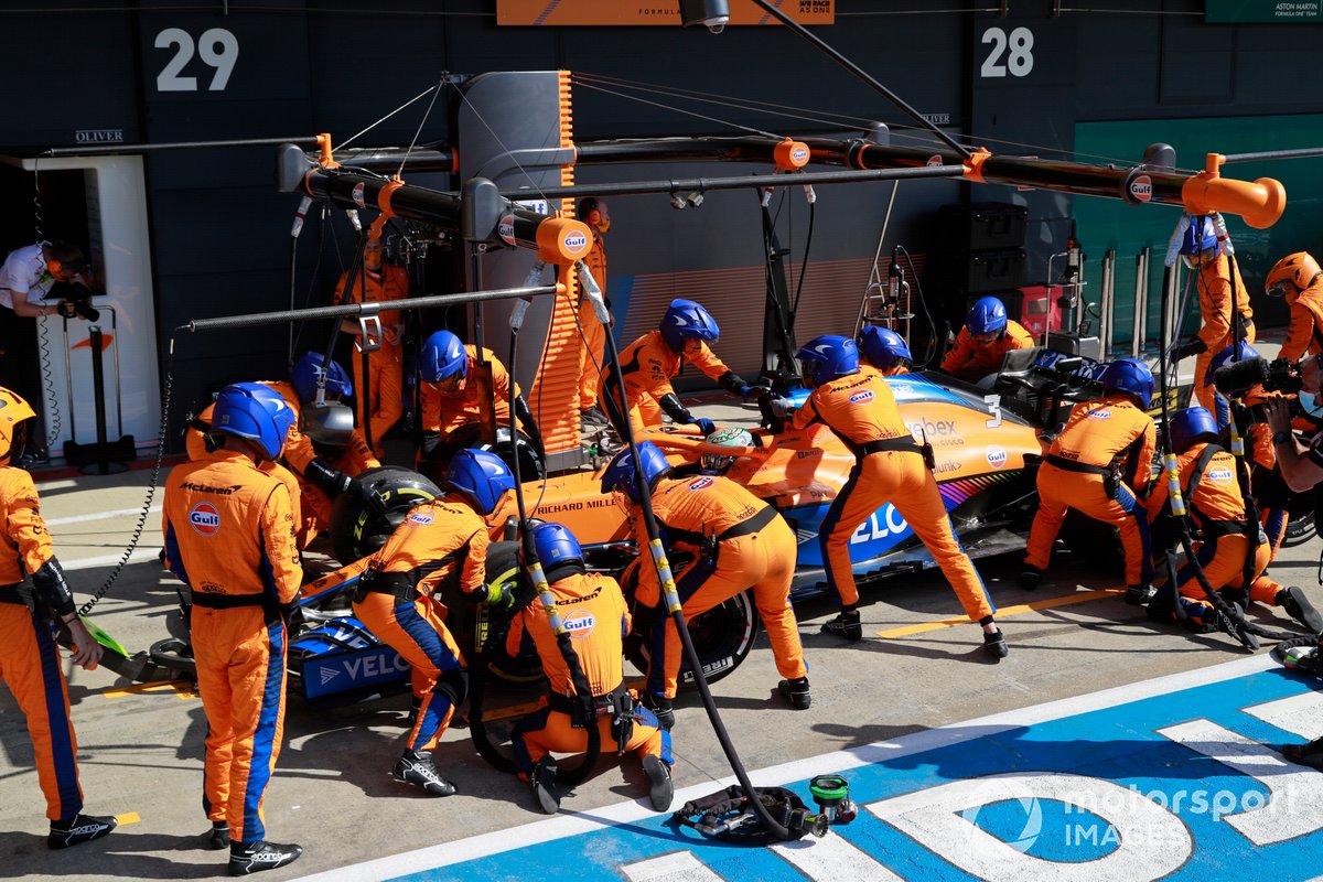 Daniel Ricciardo, McLaren MCL35M, effettua una fermata