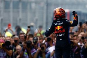 Max Verstappen, Red Bull Racing, 1ª posición, en Parc Ferme 