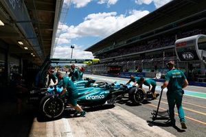 Los mecánicos devuelven a Fernando Alonso, Aston Martin AMR24, al garaje