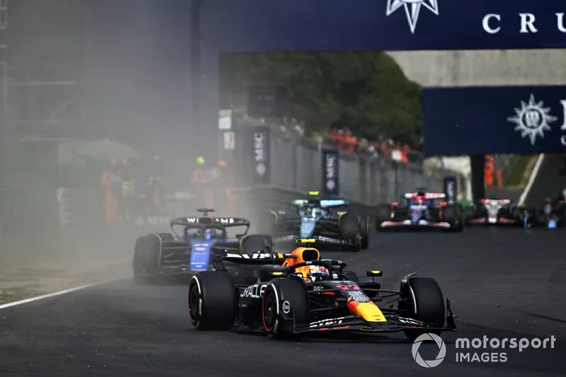 Sergio Perez, Red Bull Racing RB20, Alex Albon, Williams FW46 
