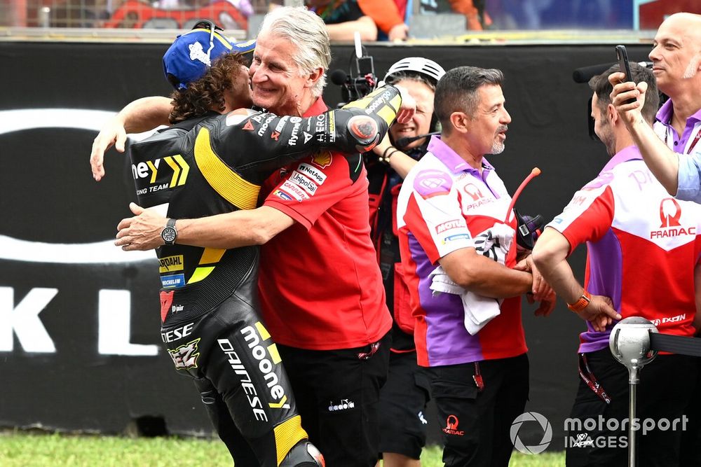 Marco Bezzecchi, VR46 Racing Team, se abraza con Paolo Ciabatti, director de Ducati