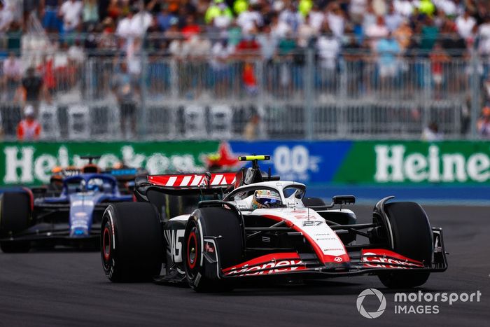 Nico Hulkenberg, Haas VF-23, Alex Albon, Williams FW45