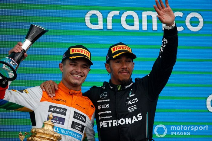 Lando Norris, McLaren, 2ª posición, Lewis Hamilton, Mercedes-AMG, 3ª posición, celebran en el podio