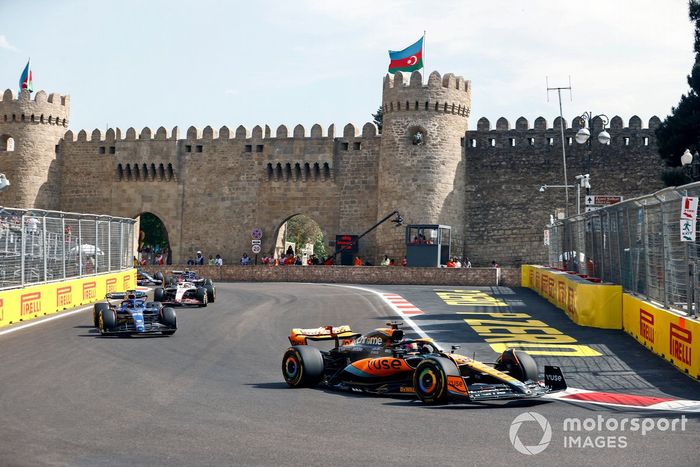 Oscar Piastri, McLaren MCL60, Alex Albon, Williams FW45, Kevin Magnussen, Haas VF-23