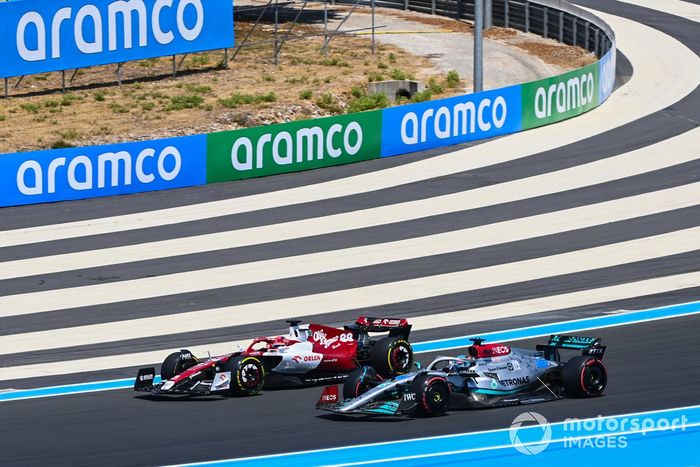 Robert Kubica, Alfa Romeo C42, George Russell, Mercedes W13