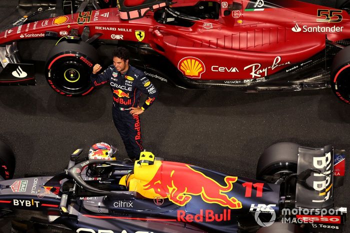 El ganador de la pole, Sergio Pérez, de Red Bull Racing, celebra en el Parc Ferme