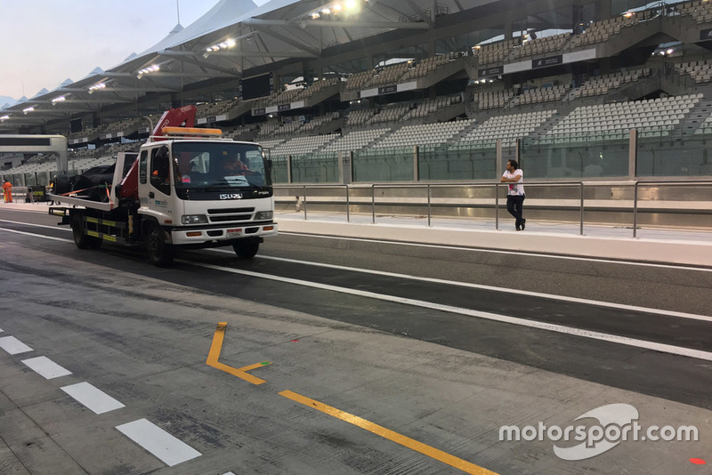 La Sauber C37 di Kimi Raikkonen, viene riportata in pitlane con un camion