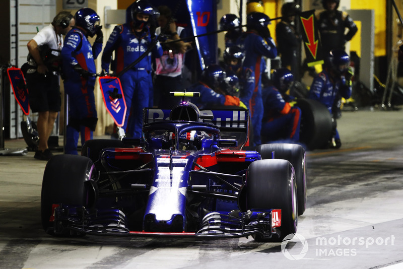 Pierre Gasly, Scuderia Toro Rosso STR13, effettua un pit stop