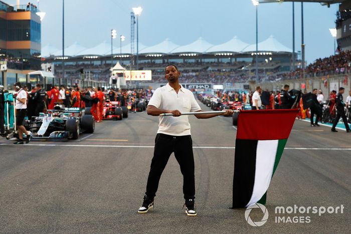 Will Smith ondea la bandera de los Emiratos Árabes Unidos al comienzo de la carrera