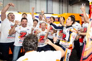 Il campione Marc Marquez, Repsol Honda Team, festeggia con il suo team