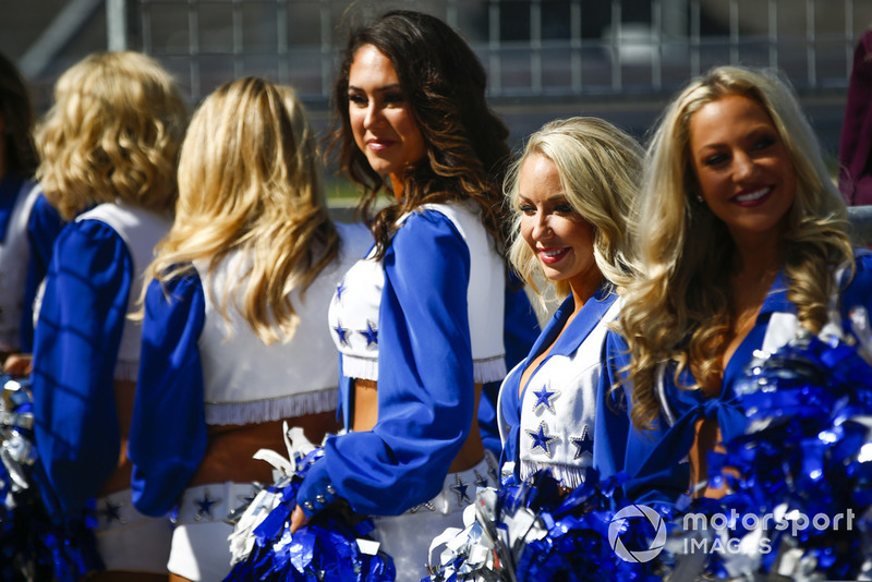 Las Dallas Cowboys Cheerleaders en la parrilla