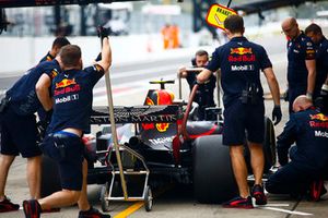 Des ingénieurs avec la voiture de Max Verstappen, Red Bull Racing RB14, dans les stands