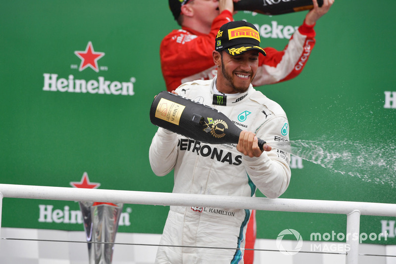 Il vincitore della gara Lewis Hamilton, Mercedes AMG F1, festeggia sul podio con lo champagne