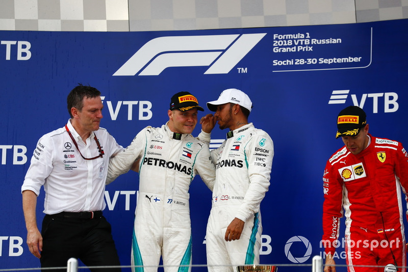 James Allison, Direttore tecnico, Mercedes AMG, il secondo classificato Valtteri Bottas, Mercedes AMG F1, il vincitore della gara Lewis Hamilton, Mercedes AMG F1, il terzo classificato Sebastian Vettel, Ferrari, sul podio