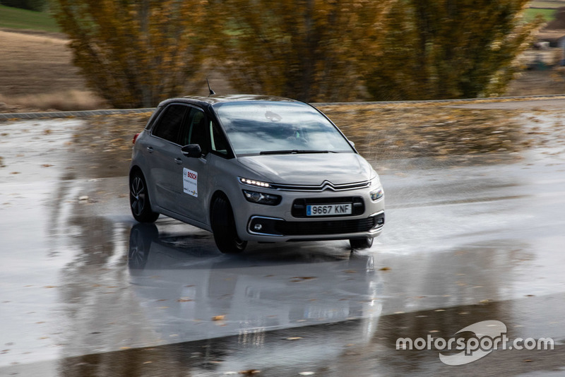 II Curso de Conducción y Nuevas Tecnologías BOSCH - Motor1.com España - Motorsport.com