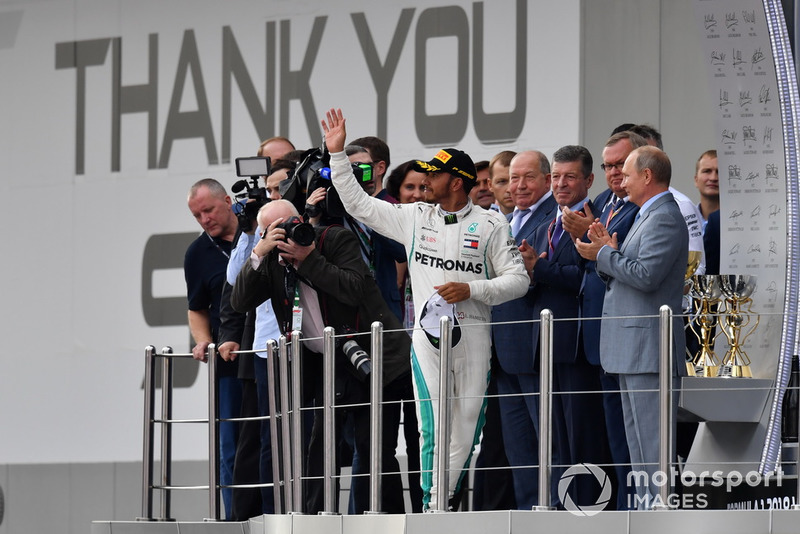 Il vincitore della gara Lewis Hamilton, Mercedes AMG F1, festeggia sul podio
