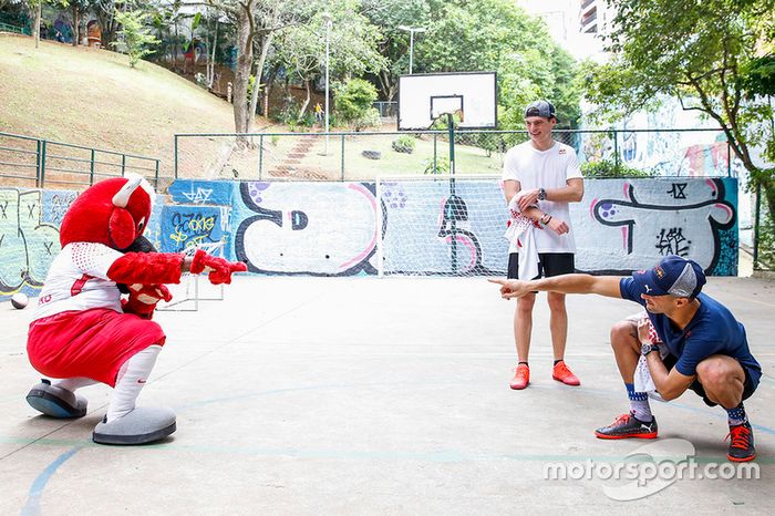 Max Verstappen y Daniel Ricciardo, Red Bull Racing juegan Futsal en Brasil