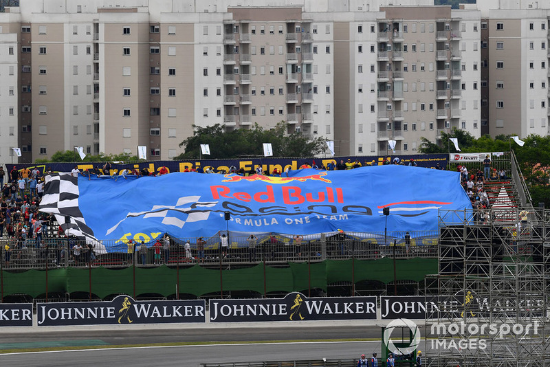 Гигантский флаг Red Bull Racing