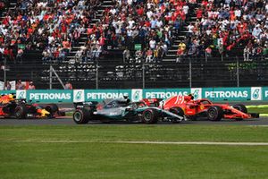 Lewis Hamilton, Mercedes-AMG F1 W09 EQ Power+ y Kimi Raikkonen, Ferrari SF71H battle