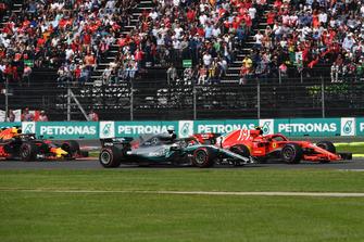 Lewis Hamilton, Mercedes-AMG F1 W09 EQ Power+ y Kimi Raikkonen, Ferrari SF71H battle