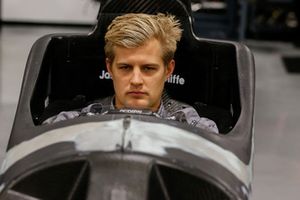 Marcus Ericsson ajuste del asiento en Schmidt Peterson Motorsports