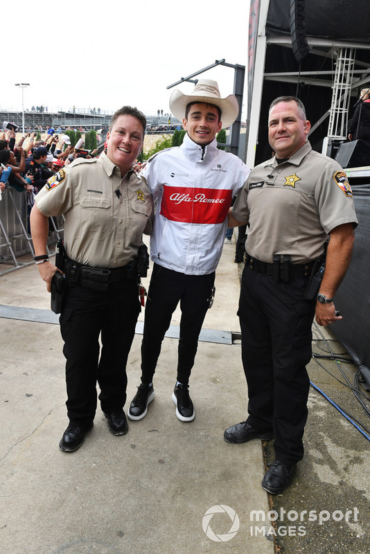 Charles Leclerc, Sauber con due ufficiali di polizia