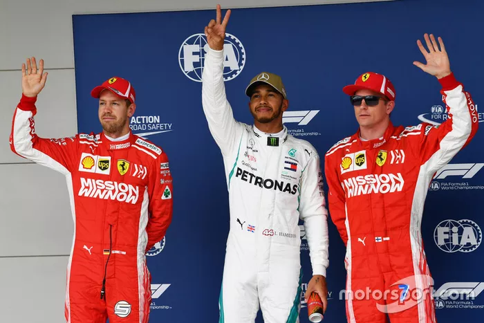 Ganador de la pole Lewis Hamilton, Mercedes AMG F1, segundo Sebastian Vettel, Ferrari, tercero Kimi Raikkonen, Ferrari,