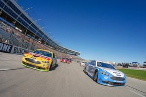 Ryan Blaney, Team Penske, Ford Fusion Accella/Carlisle, Clint Bowyer, Stewart-Haas Racing, Ford Fusion Rush Truck Centers/Mobil Delvac 1