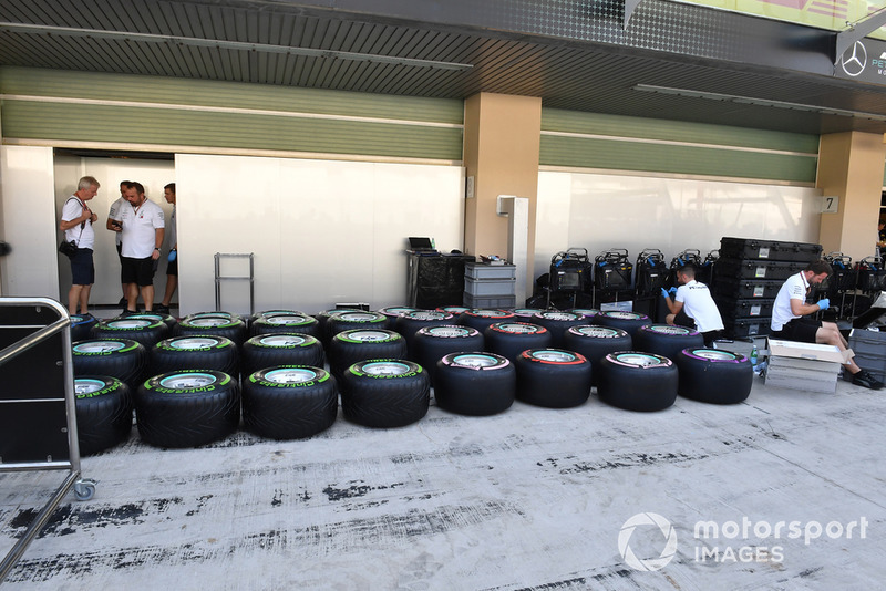 Mercedes-AMG F1 mechanics and Pirelli tyres