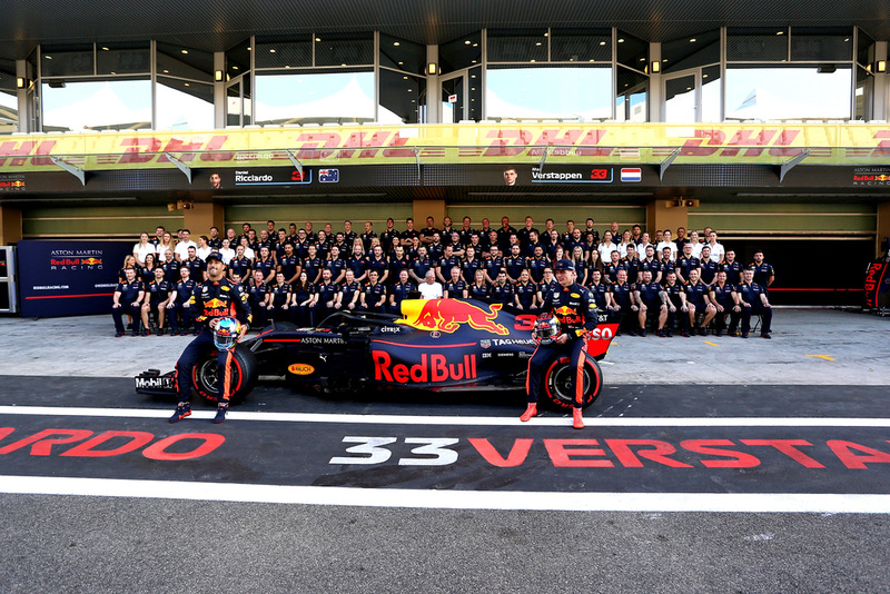 Max Verstappen, Red Bull Racing ve Daniel Ricciardo, Red Bull Racing takım fotoğrafında